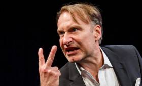 6SZÍN - Háy János: A cégvezető-közönségtalálkozóval