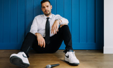 Dumaszínház - Mit nem mondok! - Kiss Ádám önálló estje, műsorvezető: Hajdú Balázs