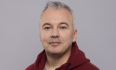 Dumaszínház - Deszeretlek - Dombóvári István önálló estje, műsorvezető: Bellus István