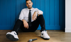 Dumaszínház - Mit nem mondok! - Kiss Ádám önálló estje, műsorvezető: Hajdú Balázs