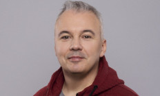 Dumaszínház - Deszeretlek - Dombóvári István önálló estje, műsorvezető: Bellus István