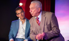 Vörös Neon Bár & Varieté - Trigger – late-night show / közéleti kabaré 2025/51.