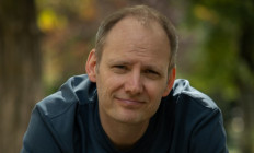 Inga Kultúrkávézó - Innen már csak gurulunk (tesztrepülés) - Bödőcs Tibor önálló estje, előzenekar: Tóth Edu