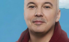 Dumaszínház - Deszeretlek - Dombóvári István önálló estje, műsorvezető: Bellus István