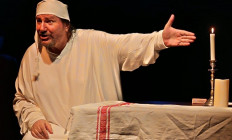 RS9 Színház - A köpönyeg