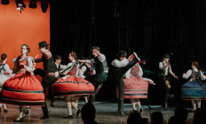 Hagyományok Háza - A Csillagszeműek kezdő iskolás, illetve a Timár Együttes junior és felnőtt csoportja