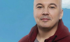 Dumaszínház Kft - Deszeretlek - Dombóvári István önálló estje, műsorvezető: Bellus István