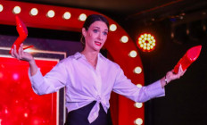 Vörös Neon Bár & Varieté - Hogyan legyünk NER-feleség? (How to be a NER Wife)