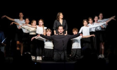 Új Színház - NEGYVEN FOHÁSZ A BÉKÉÉRT Koncertszínház Zsadons Produkció előadása IX. Keresztény Színházi Fesztivál