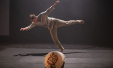 MU Színház - OneTwoManyCollective: Limbó – Ezt már féllábon is…