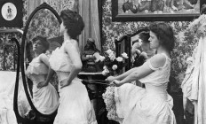 Budaörsi Jókai Mór Művelődési Ház - Fókuszban a divat // Alakszabászat kés nélkül: az elmúlt évszázadok testformáló alsóneműi