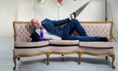 Dumaszínház - Delta Produkció x Dumaszínház: Gyalulj Gyulával! – Ráfaragás és influenszerkedés Rába Rolanddal