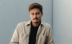 Eötvös10 Művelődési Ház - Forgács Rudolf: Cigány, de rendes - STAND UP ROMA - 8. ROMA HŐSÖK - NEMZETKÖZI SZÍNHÁZI FESZTIVÁL