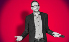 Dumaszínház - Felnőtté válás - Kőhalmi Zoltán önállósuló estje, műsorvezető: Benk Dénes