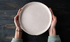 Eötvös10 Művelődési Ház - Mi van az üres tányér mögött? - A nem döntés is döntés